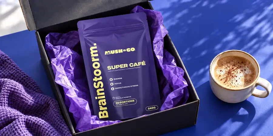 Sáček Brainstoorm od Mush N Go v otevřené černé krabici s fialovým papírem vedle cappuccina, alternativa ke Coffee 2.0