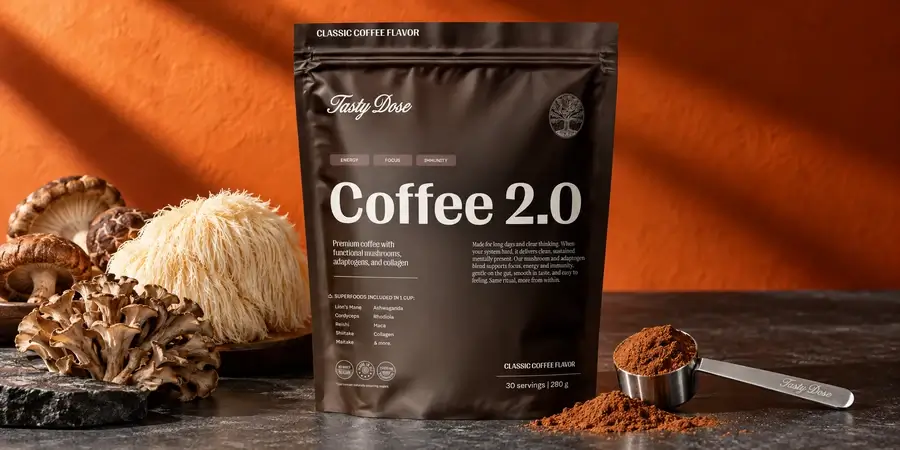 Sáček Coffee 2.0 vedle plodnic korálovce ježatého, shiitake a maitake a odměrky s práškem na oranžovém pozadí