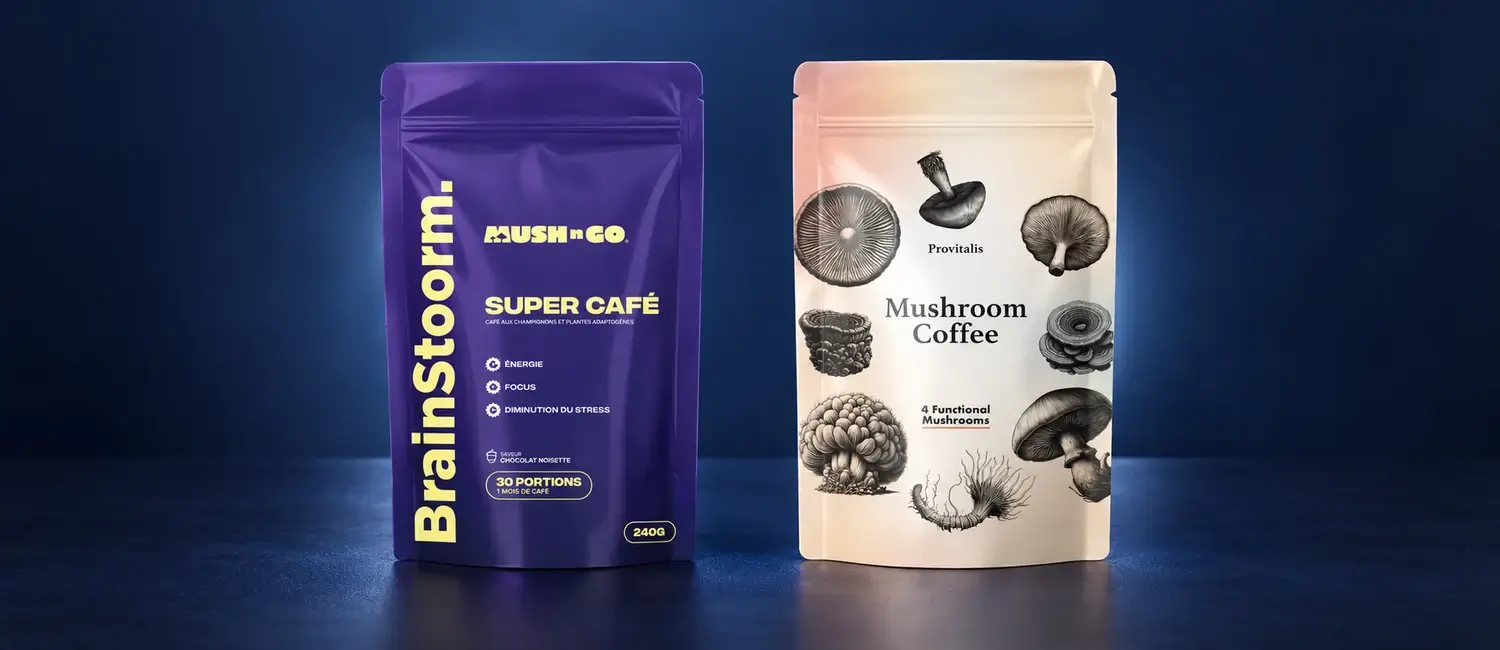 Sáček Brainstoorm od Mush N Go a sáček Provitalis Mushroom Coffee vedle sebe na tmavě modrém pozadí